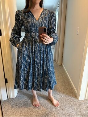 Chelsea28 Navy V-Neck Midi Dress with Ivory Wave Print